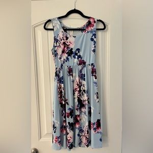 Vanilla Bay Floral Print Dress in Light Blue// size small// HAS POCKETS!